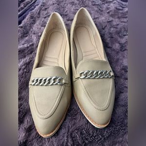 Adrienne Vittadini barely used size 10. Tan colored with gold chain accent.